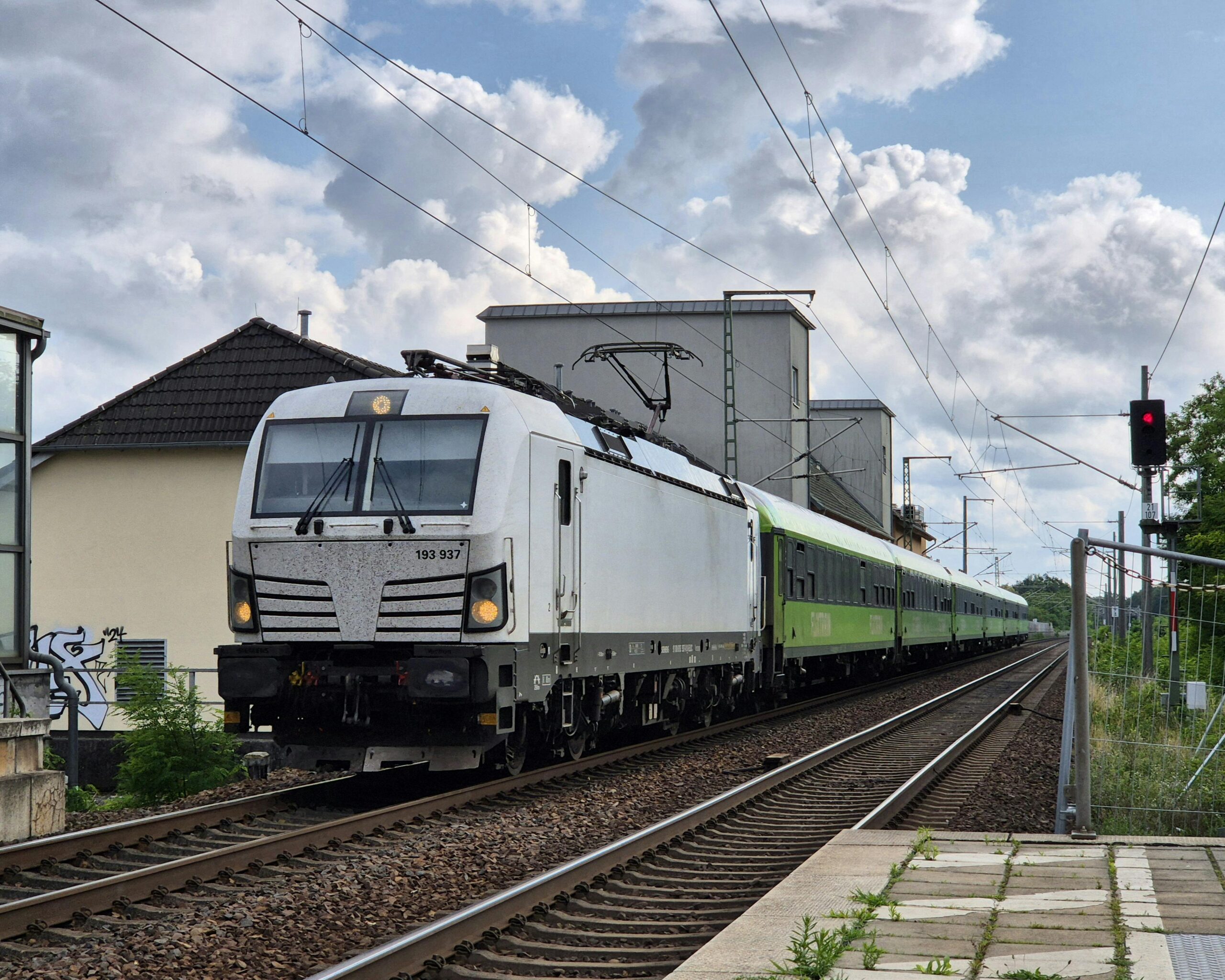 La Fisica Invisibile che Fa Correre i Treni: Dai Fumi del Vapore ai Sogni Maglev